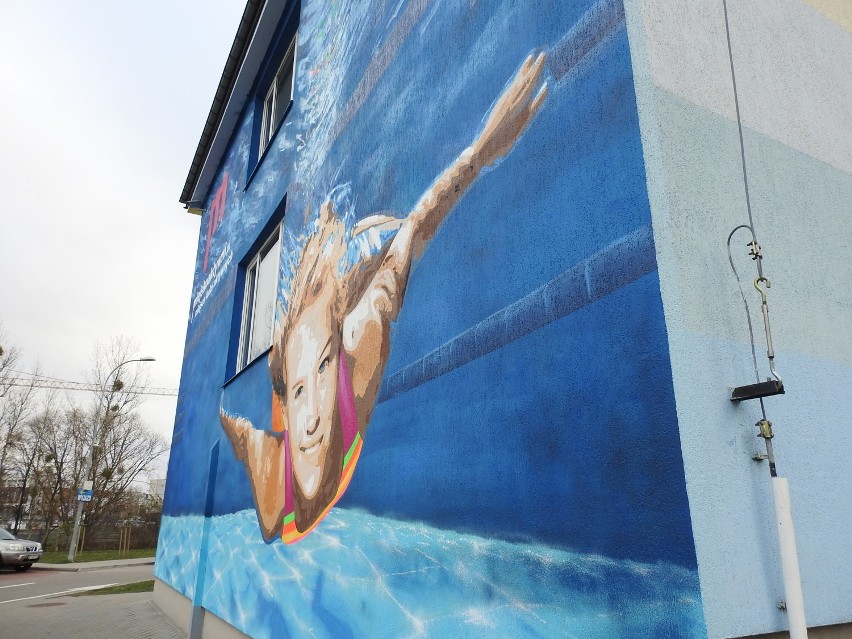 Nowy - sportowy mural. Na ścianie pływalni przy Włókienniczej [zdjęcia]