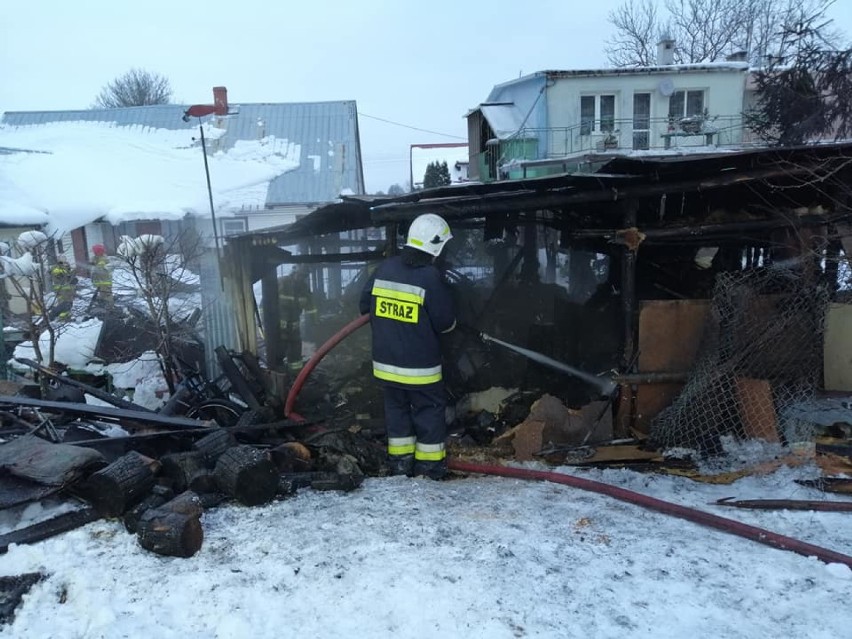 Pożar garażu w Krasnopolu. Spłonęły budynek i auto [Zdjęcia]