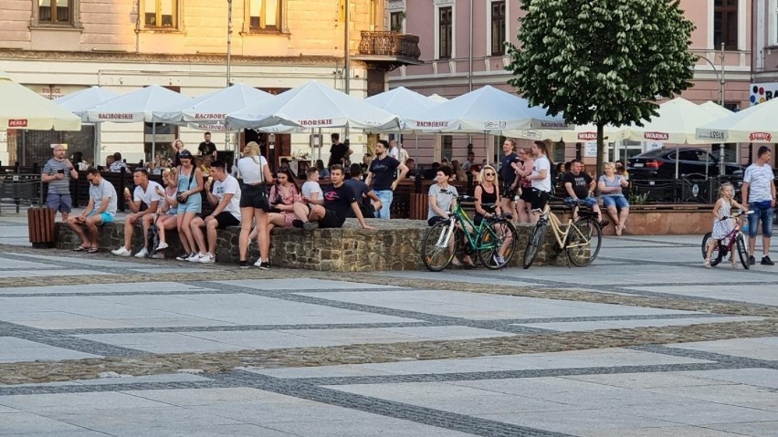 Pyszna kolacja i orzeźwiające napoje to doskonałe...