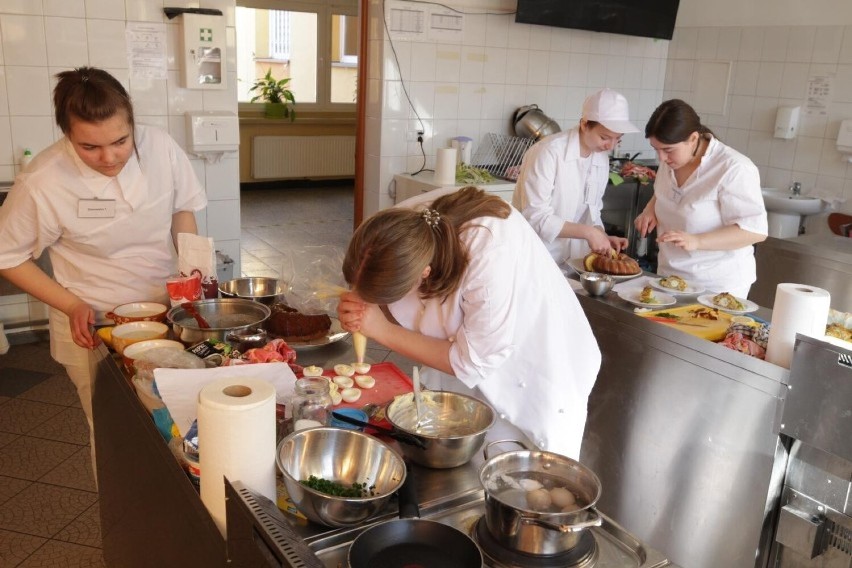 Młodzi kucharze ze szkoły rolniczej w Nakle Śląskim po raz kolejny stanęli do walki o kulinarne trofeum