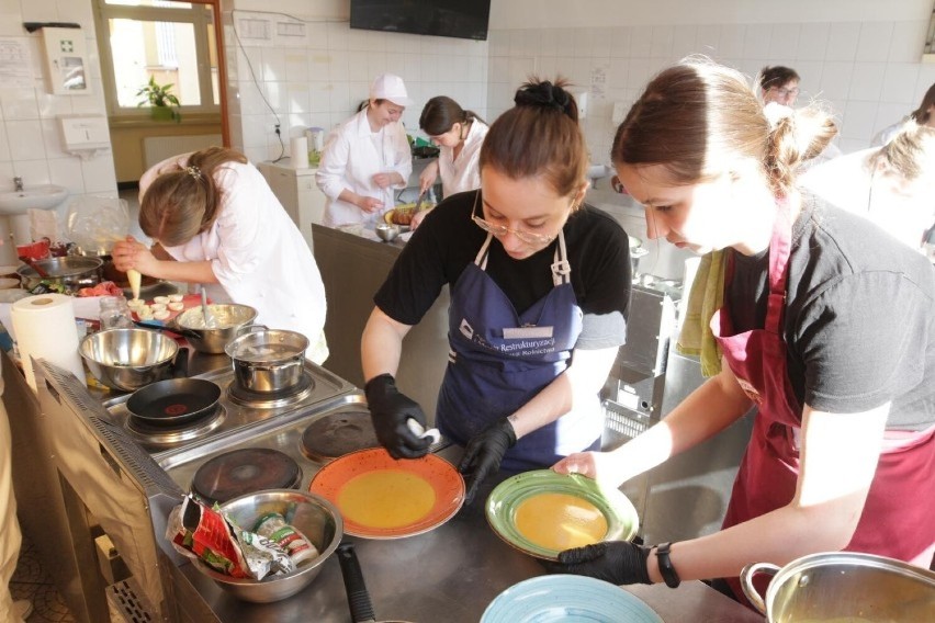Młodzi kucharze ze szkoły rolniczej w Nakle Śląskim po raz kolejny stanęli do walki o kulinarne trofeum