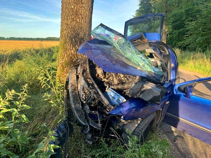 Zderzenie seata leon z drzewem na drodze Debrzno - Główna