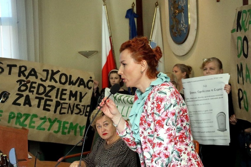 Pracownicy MOPS-u w Legnicy domagają się większych zarobków. Dziś protestowali pod Urzędem Miasta. Co na to prezydent miasta?