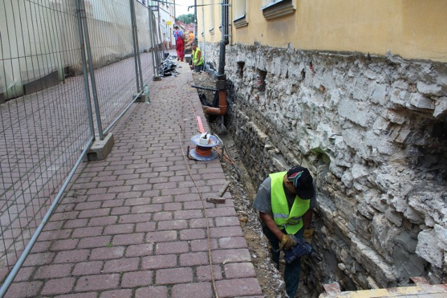 Trwają prace związane z izolacją murów fundamentowych skoczowskiego ratusza.