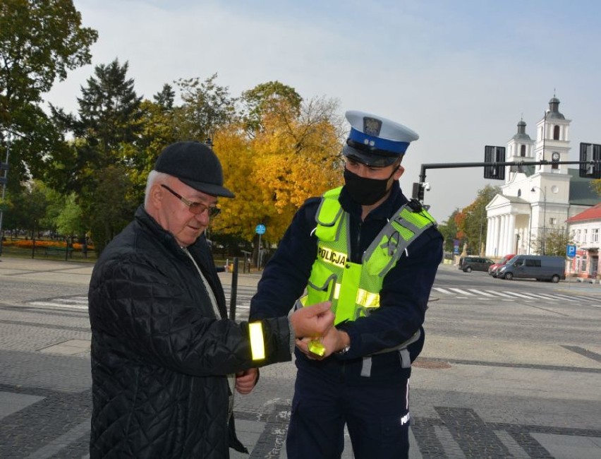 W Suwałkach policjanci zachęcali do noszenia odblasków [Zdjęcia]