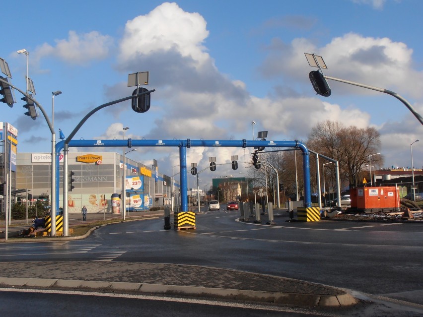 Zmiany na rondzie PCK w Zielonej Górze ? To renowacja kanalizacji [ZDJĘCIA]