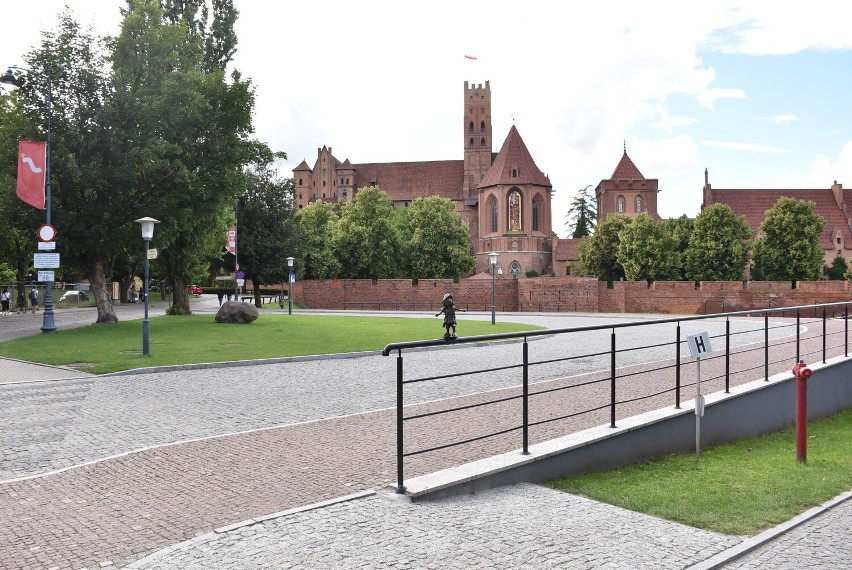 Malbork. Będą kolejne Marianki? Włodarze deklarują, że nie ulegną presji złodziei mosiężnych figurek. Jak je zabezpieczyć przed kradzieżami?