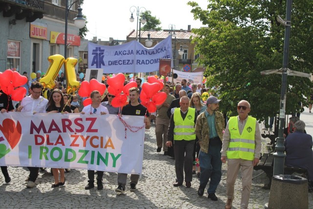 Radomianie z rodzinami przeszli ulicami miasta w Marszu dla Życia i Rodziny od kościoła farnego przy ulicy Rwańskjiej na plac Corazziego.