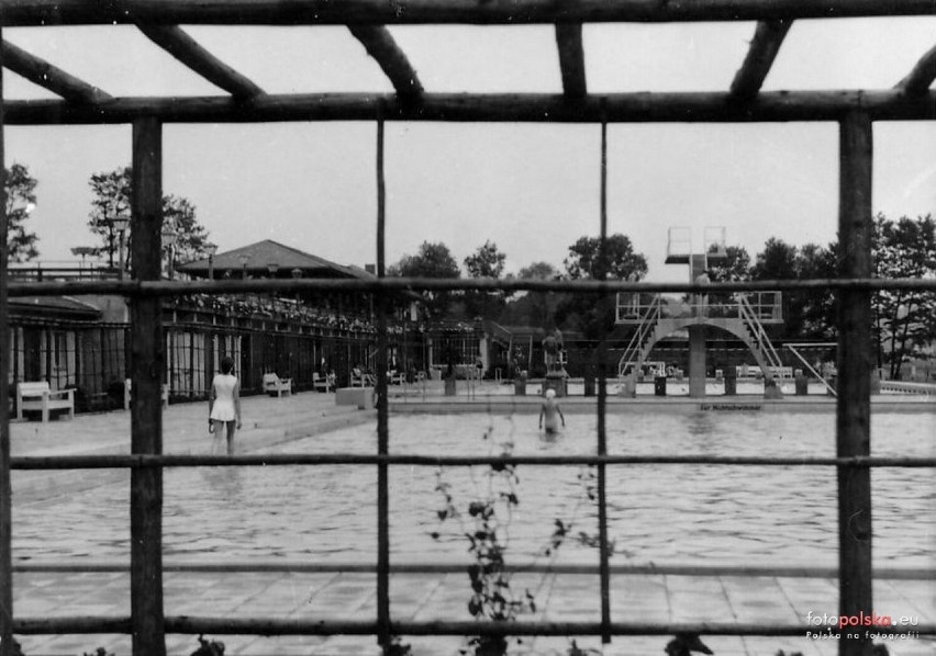Tak mieszkańcy Kłodzka chłodzili się w upalne dni. Zdjęcia otwartego basenu miejskiego w latach 30. 