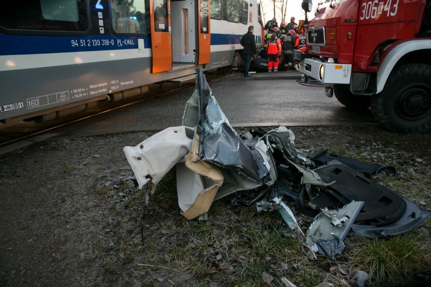 Wypadek w Krakowie. Samochód wjechał pod pociąg w pobliżu...
