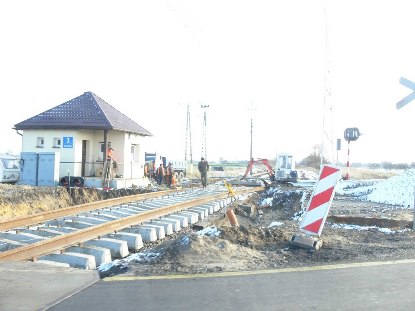 Remontują przejazd kolejowy w Dąbrowie