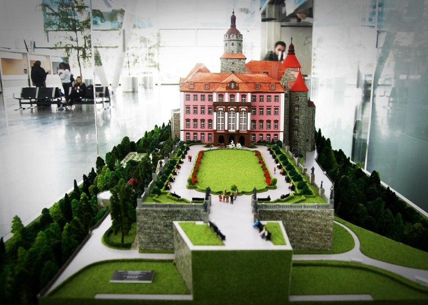 Makieta zamku Książ prezentowana na lotnisku we Wrocławiu