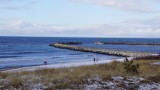 Zimowe Darłówko 2021. Zaśnieżona plaża i kładka przyrodnicza [zdjęcia]