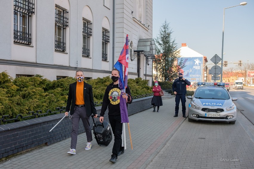 Tarnów. Pikieta przed sądem w obronie licealisty. Ma zarzuty za niewylegitymowanie się i niezachowanie dystansu na strajku kobiet [ZDJĘCIA]