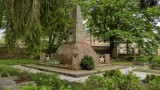 Pomnik na cmentarzu żołnierzy Armii Czerwonej w Krośnie do usunięcia? Radni są za, decyzja należy do wojewody [ZDJĘCIA]