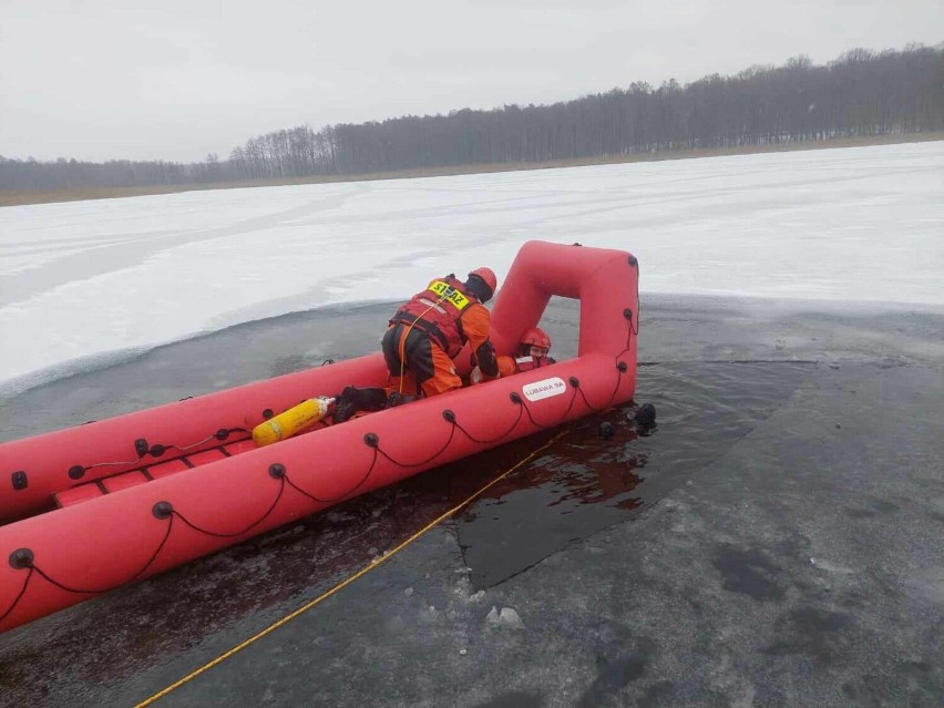 Ćwiczenia ratownictwa wodno - lodowego strażaków z OSP Skoki
