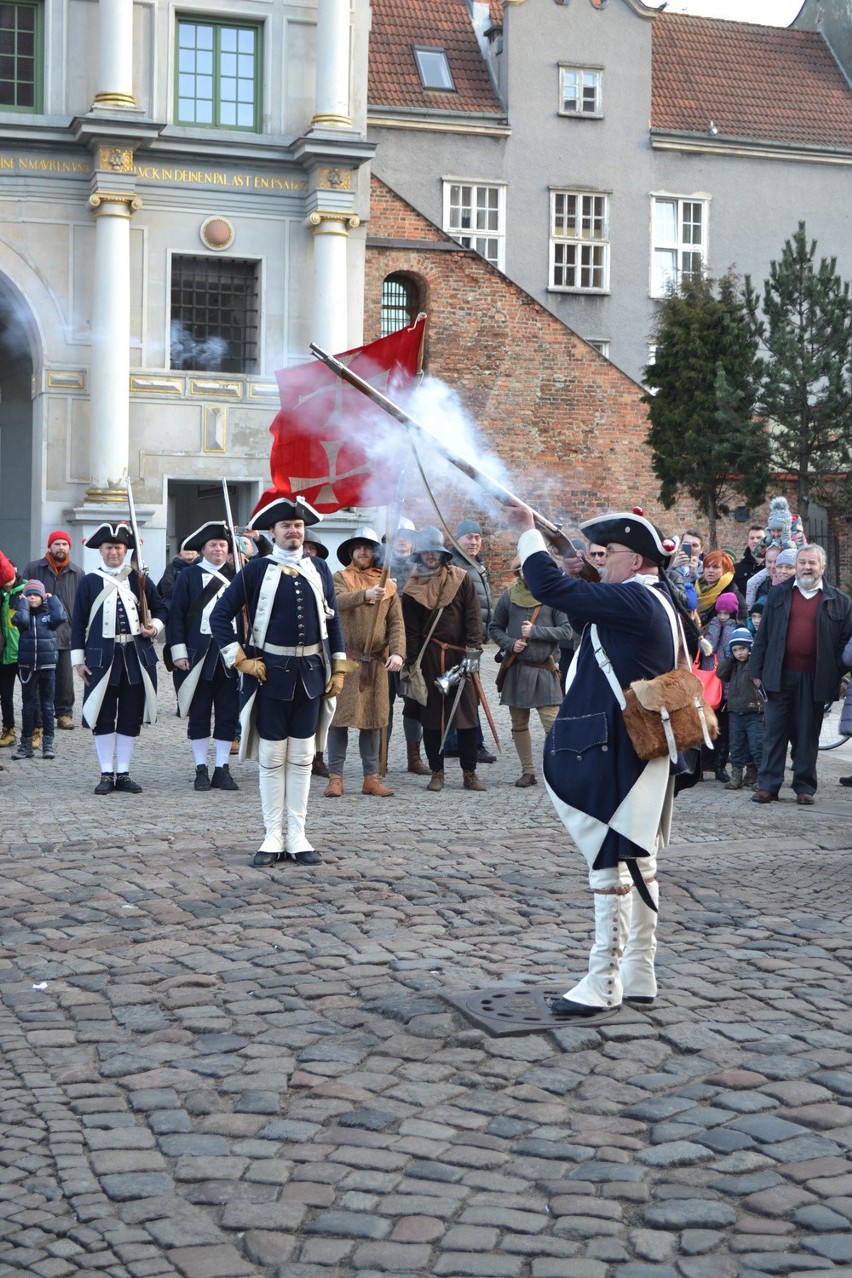 Historyczna Zmiana Warty u stóp Wieży Więziennej [ZDJĘCIA]