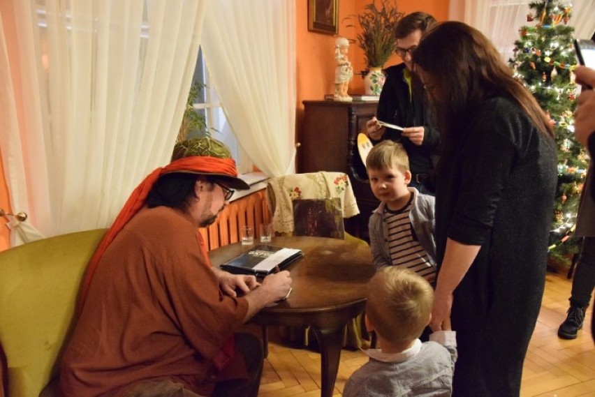 Zbigniew Hołdys spotkał się z czytelnikami i wielbicielami swojej muzyki w bibliotece w Pruszczu  [ZDJĘCIA, WIDEO]
