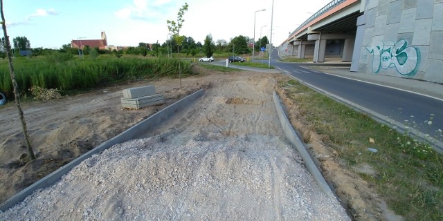 Trwa budowa drogi dla rowerzystów i chodnika przy obwodnicy południowej. Planowane zakończenie prac w październiku.