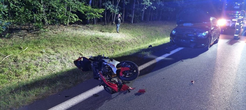 Zdjęcie roztrzaskanego motocyklu, leżącego na poboczu drogi