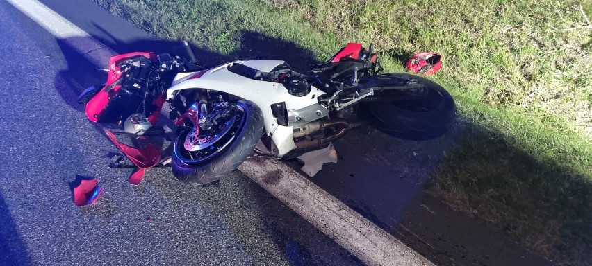 Zdjęcie roztrzaskanego motocyklu, leżącego na poboczu drogi