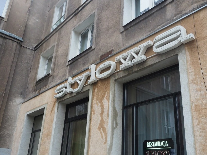 Kraków. Zrewitalizowane neony w słynnej kawiarni Stylowa nie wytrzymały nawet roku. Część liter odpadła!