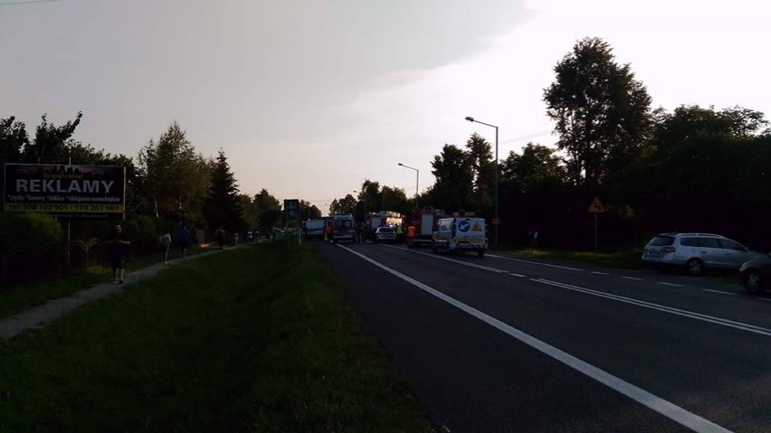Wypadek w Ostrowcu. Pijany uderzył w ciężarówkę i dachował