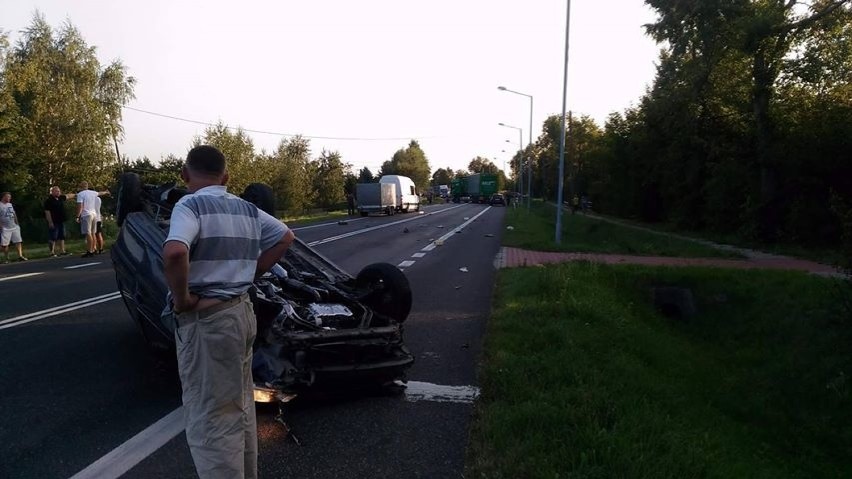 Wypadek w Ostrowcu. Pijany uderzył w ciężarówkę i dachował