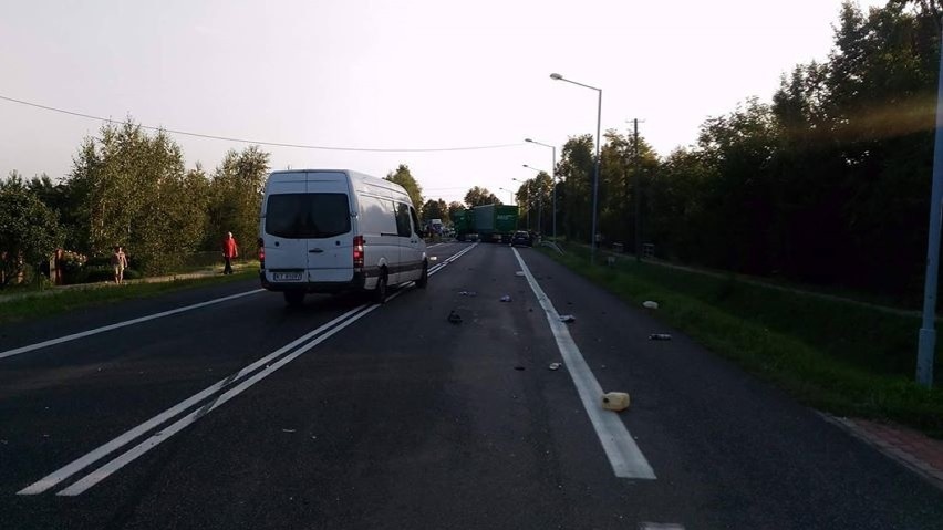 Wypadek w Ostrowcu. Pijany uderzył w ciężarówkę i dachował
