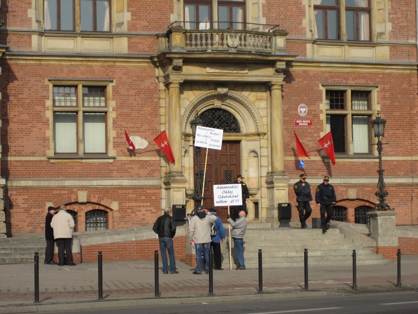 Protest przeciwko Pomnikowi Kindertransportów przed siedzibą Rady Miasta Gdańska