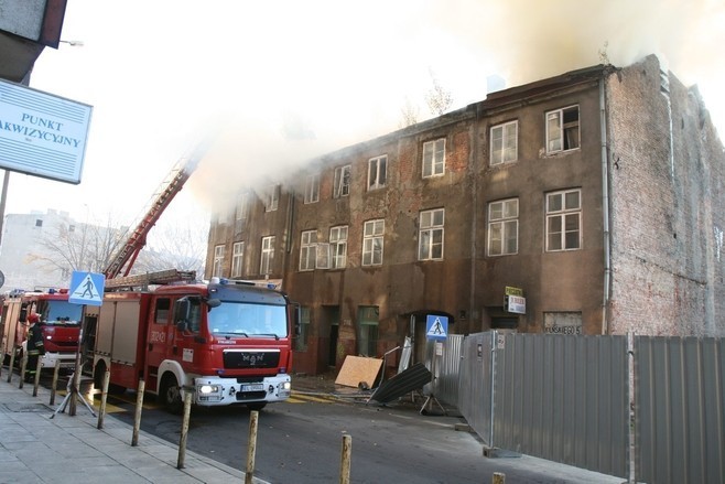 Pożar na Składowej przy Dworcu Fabrycznym [ZDJĘCIA]