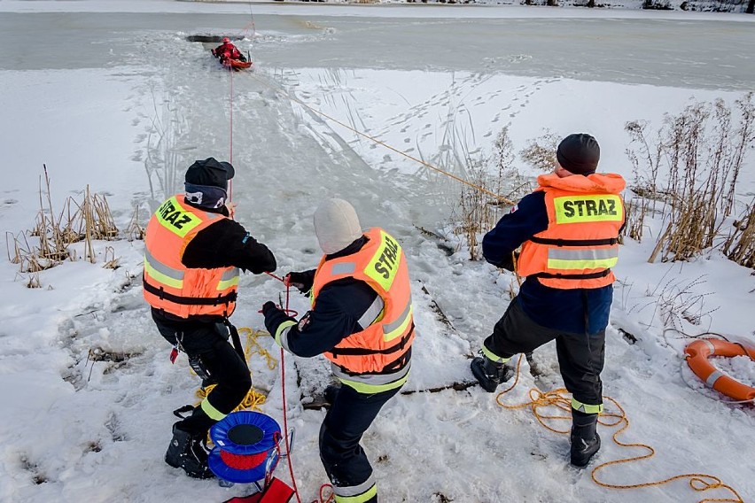 Wałbrzych: Strażacy ćwiczyli ratownictwo lodowe na Poniatowie (ZDJĘCIA)