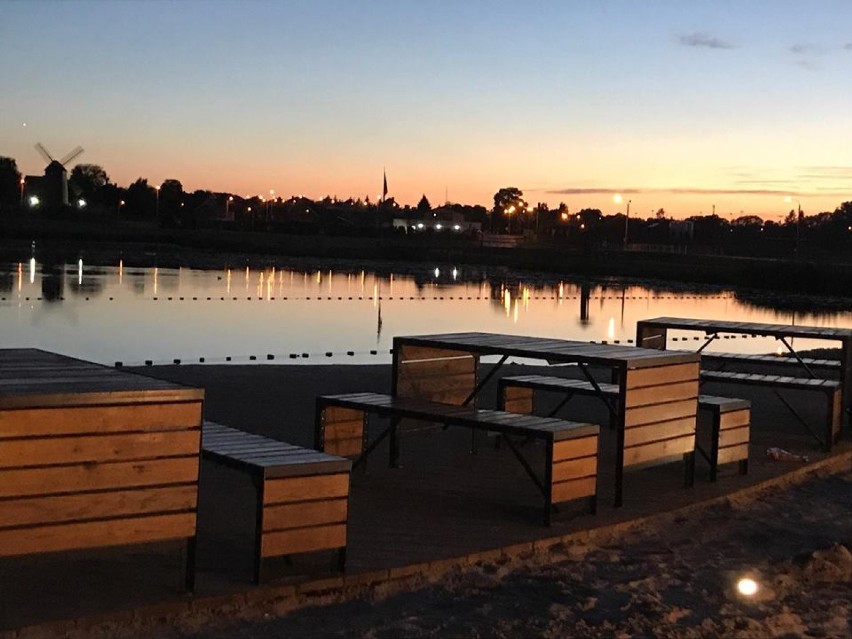 Nowa infrastruktura na plaży w Korycinie po zmierzchu...