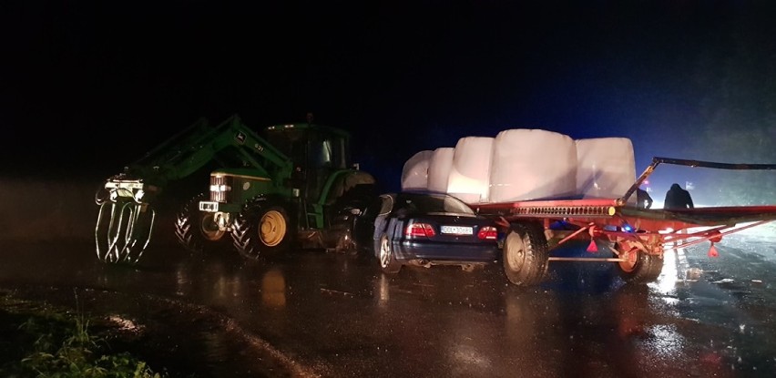 Wypadek w Dziesławicach. Auto zderzyło się z ciągnikiem rolniczym