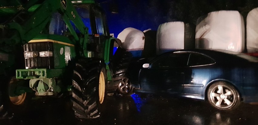 Wypadek w Dziesławicach. Auto zderzyło się z ciągnikiem rolniczym