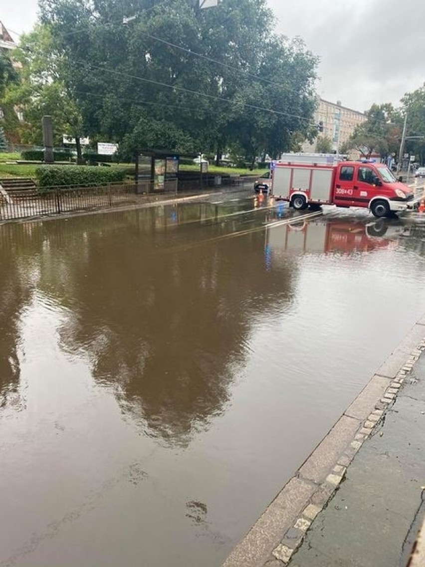 Ulewa we Wrocławiu: zalane ulice, tramwaje jeździły objazdami, potężne korki