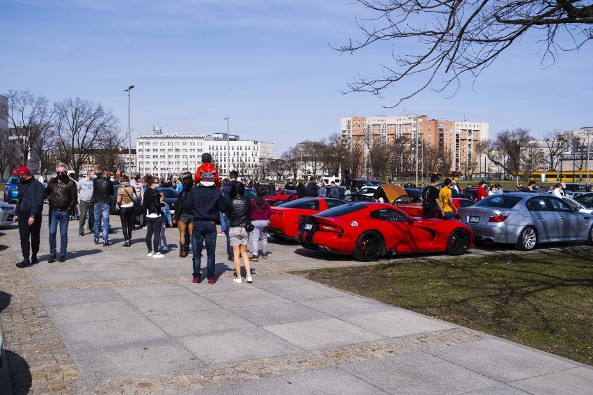 Parada samochodów w Warszawie. Fani motoryzacji przejechali przez miasto