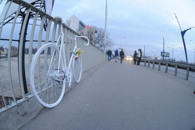 Po tragedii na moście Dworcowym postawiono symboliczny biały rower