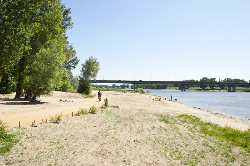 Plaża na Saskiej Kępie

Jedną trzecią plaży na Saskiej Kępie...