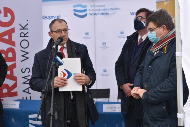 Tak wyglądała konferencja prasowa w Krośnie Odrzańskim, dotycząca dwóch wielkich inwestycji: podniesienia i remontu zabytkowego mostu oraz budowie zabezpieczenia przeciwpowodziowego w dolnej części miasta.