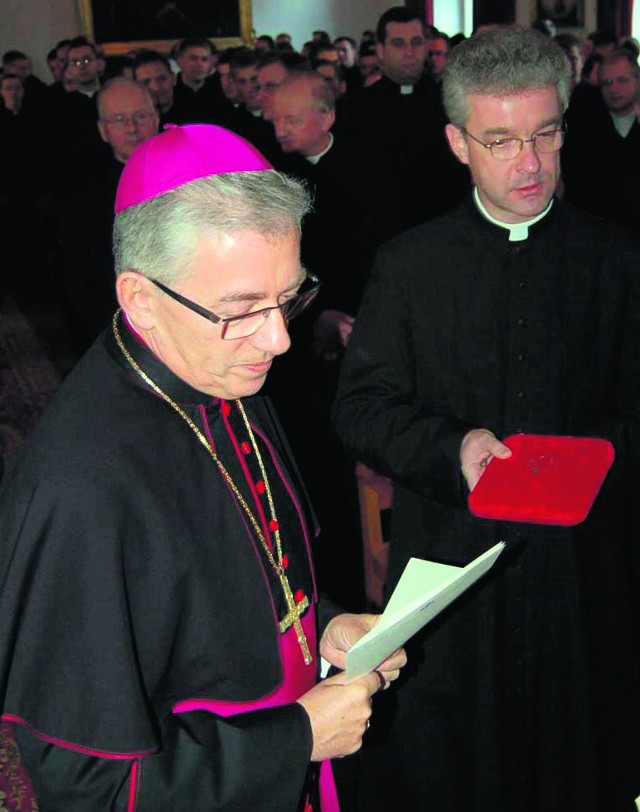 Wiele wskazuje, że do wyboru następcy bpa Skworca diecezją będzie administrował biskup pomocniczy - Wiesław Lechowicz (z prawej)