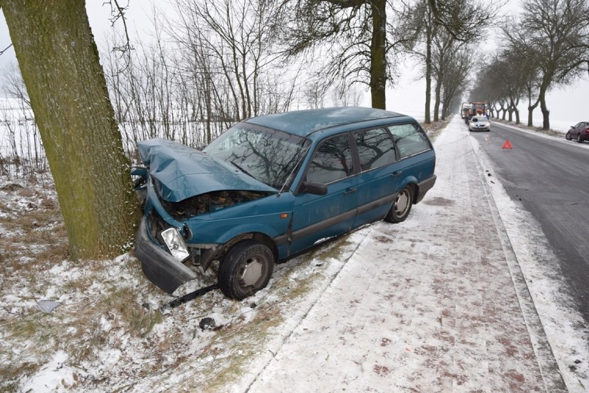 Wypadek w gminie Sulmierzyce. Pasażer volkswagena trafił do szpitala