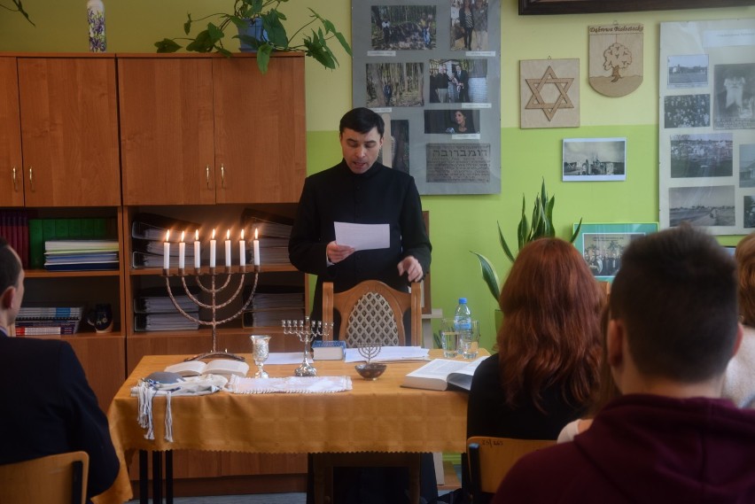 XXII Dni Judaizmu w Polsce. Dąbrowska młodzież w tym dniu pamiętała o Żydach (zdjęcia) 