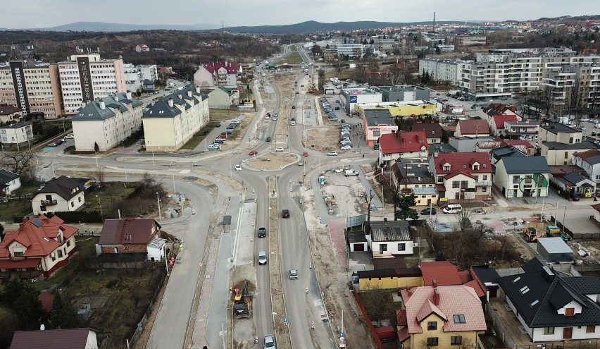 Tempo budowy ulicy Wapiennikowej w Kielcach zaskakujące, ostatni asfalt już po Wielkanocy (WIDEO I ZDJĘCIA Z DRONA)   