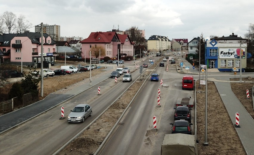 Tempo budowy ulicy Wapiennikowej w Kielcach zaskakujące, ostatni asfalt już po Wielkanocy (WIDEO I ZDJĘCIA Z DRONA)   