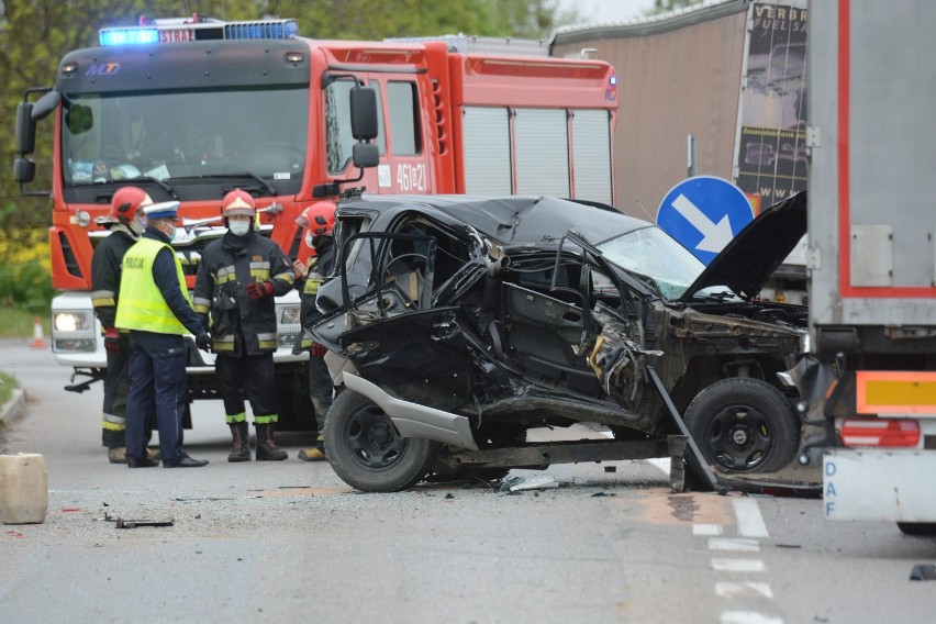 Wypadek w Kwidzynie. Zderzenie samochodu i dwóch ciężarówek [ZDJĘCIA]