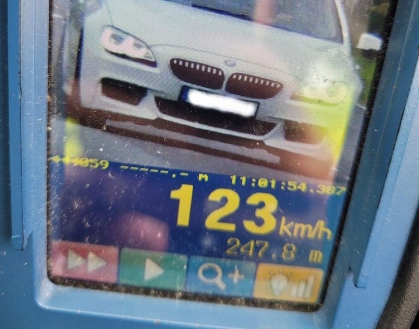 Kierowca BMW poruszał się 123 km/h w terenie zabudowanym. Skrajnie nieodpowiedzialne zachowanie mężczyzny