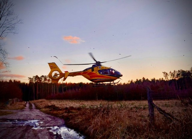 W Okoninie (powiat golubsko-dobrzyński) doszło do nieszczęśliwego wypadku w czasie jazdy konnej. Potrzebna była pomoc lekarzy. Helikopter LPR przetransportował mężczyznę do szpitala.
