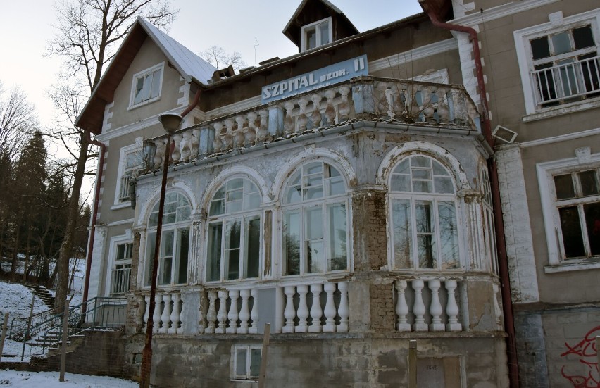 Opuszczony Szpital Uzdrowiskowy „Krystyna” w Rymanowie-Zdroju jest dewastowany [ZDJĘCIA]
