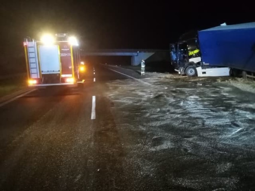 Ciężarówka uderzyła w bariery na autostradzie A1 w gminie...